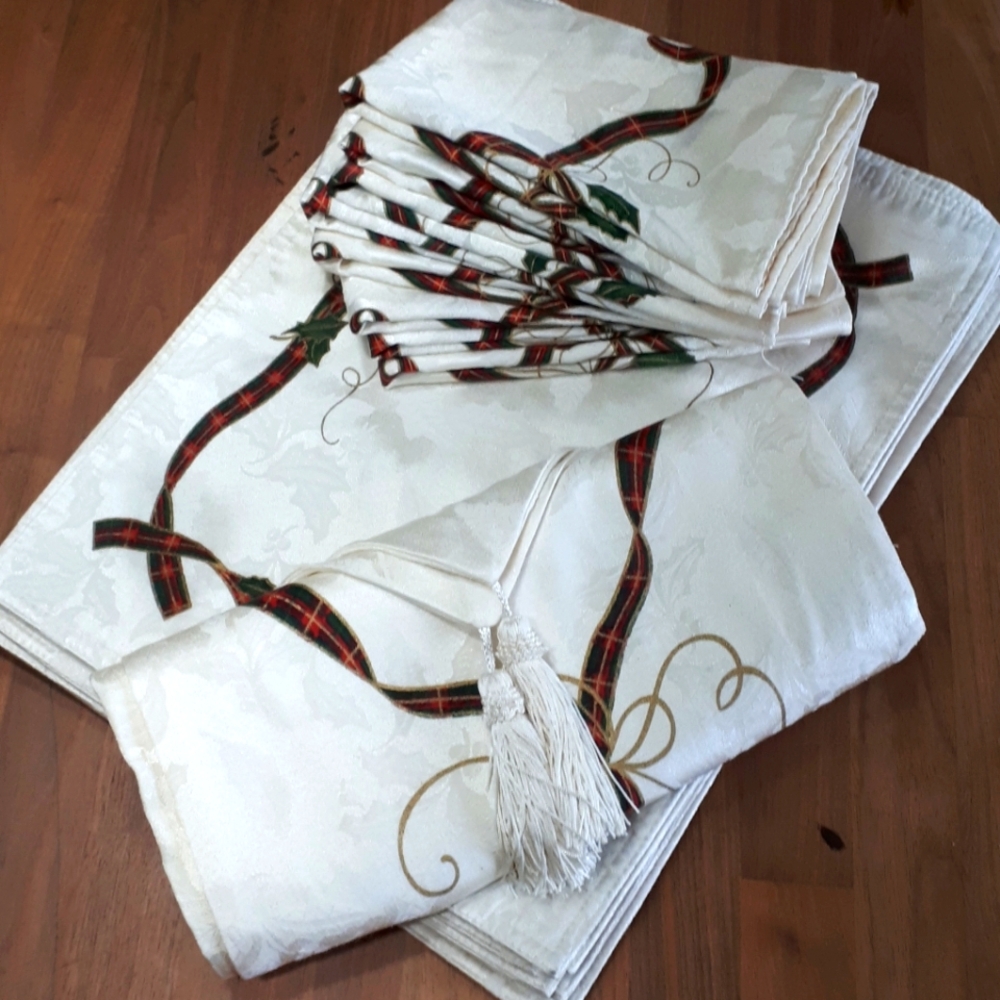 Lenox Elegant Holiday Linens. Set Of 8